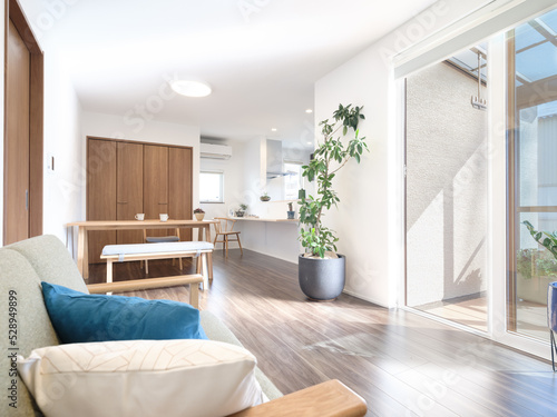 白基調の美しい新築住宅のリビングダイニング