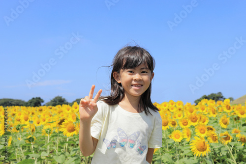 女子小学生 (7歳)とひまわり畑