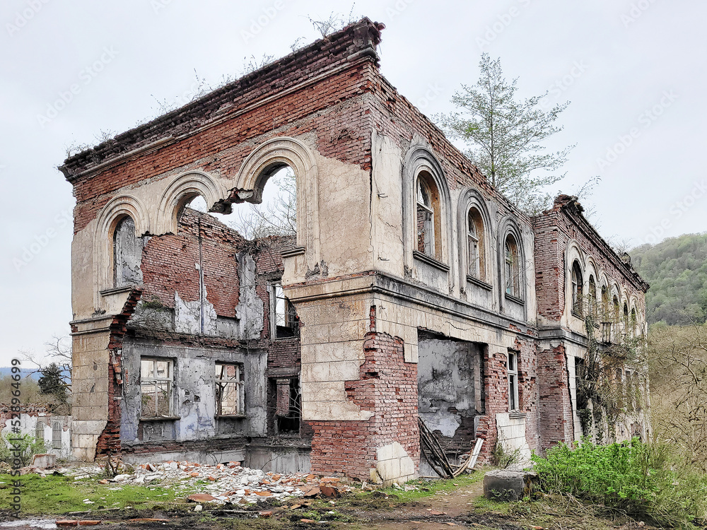 Destroyed brick house with arched openings after the war.