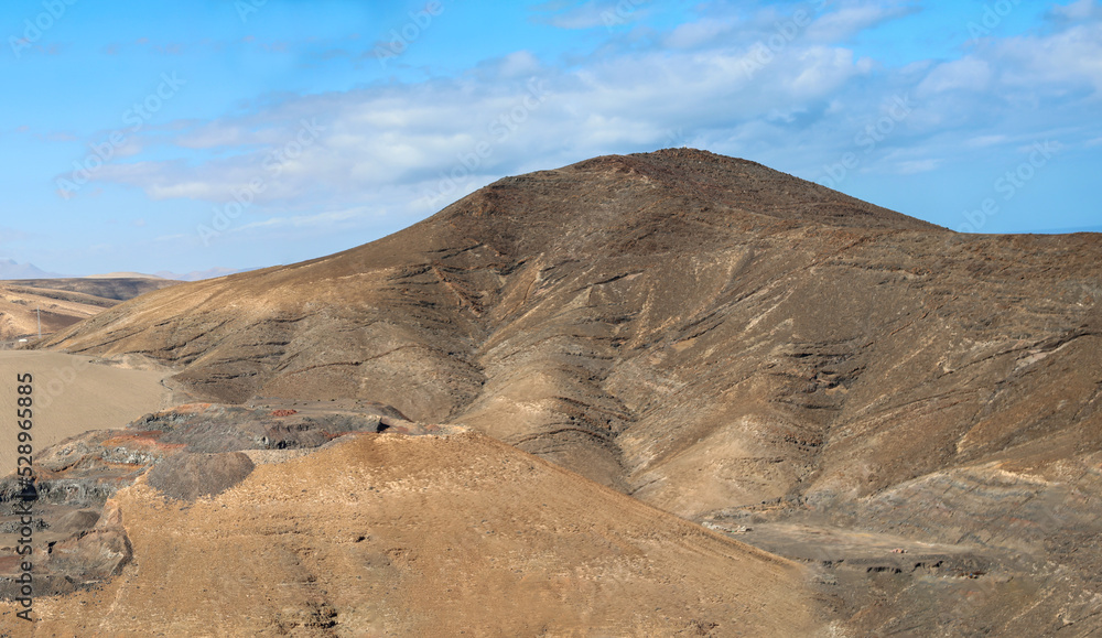 Blick über eine von Vulkanen gebildete Landschaft auf Fuerteventura.