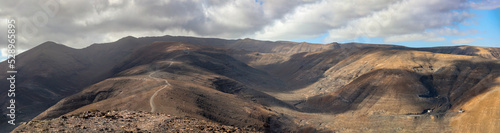 Blick   ber eine von Vulkanen gebildete Landschaft auf Fuerteventura.
