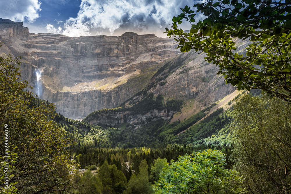 Gros plan sur le cirque de Gavarnie dans les Hautes Pyrénées avec la grande cascade en été