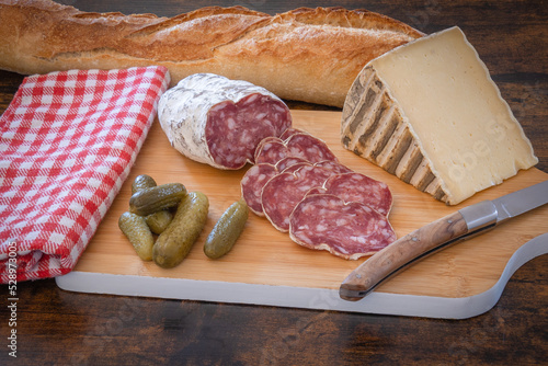 saucisson tranché et morceau de fromage sur une planche à découper en gros plan photo