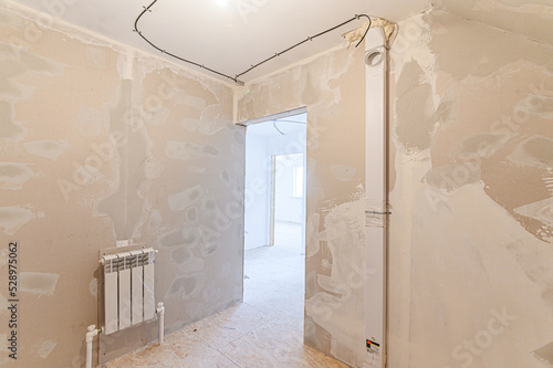 Russia, Moscow- May 21, 2020: interior apartment rough repair for self-finishing. interior decoration, bare walls of the room, stage of construction © evgeniykleymenov