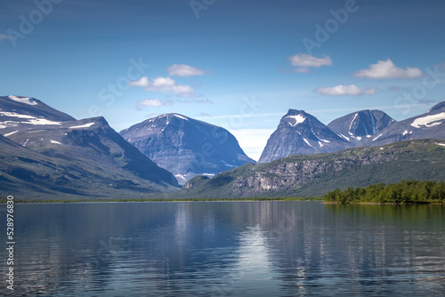 Fototapeta Naklejka Na Ścianę i Meble -  stunning mountain lake in Swedish Lapland, hiking the Kungsleden near Kebnekaise, 