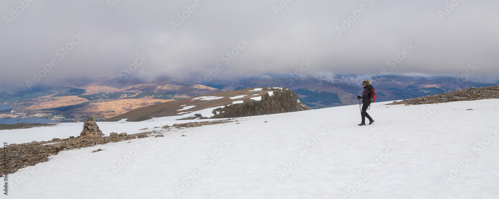 Φωτογραφία Mountain walker starting the long, challenging and laborious descent down in sno