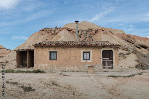 Obraz na plátně Cabin (lodge, small house) in Badlans of Navarre (Bardenas Reales de Navarra) dessert in the middle of Spain