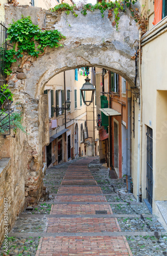 Fototapeta Naklejka Na Ścianę i Meble -  Ruelle romantique dans la Pigna, quartier historique de Sanremo, Italie