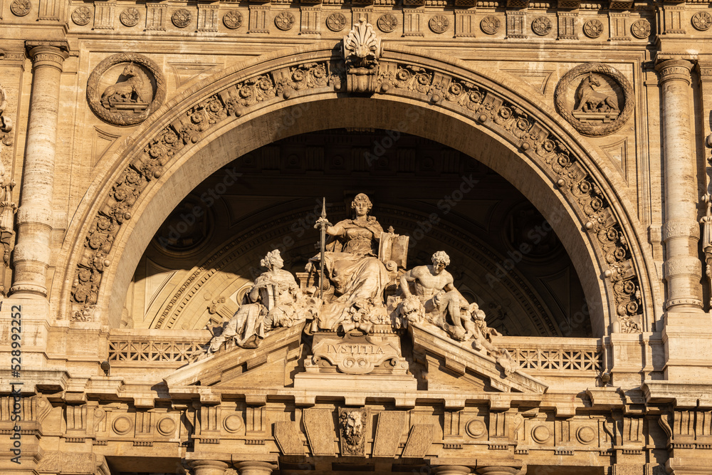 Obraz premium dome of st peter basilica and the city of the vatican catholic capital of the world art history
