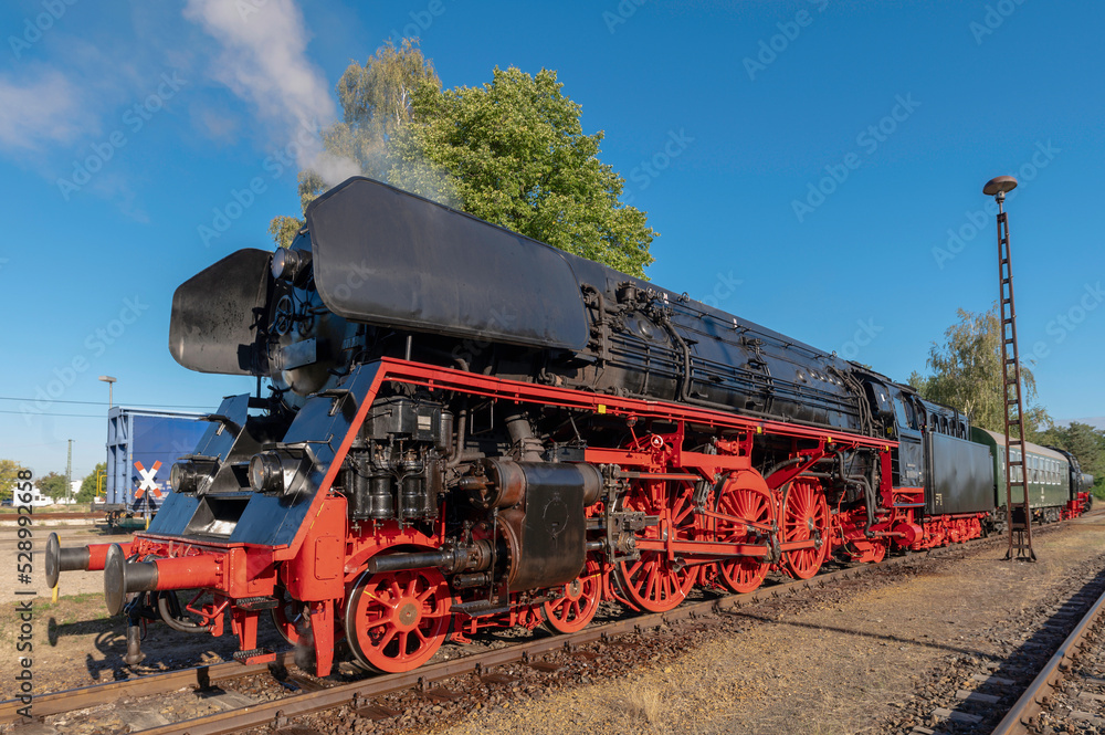 Eine alte Dampflok der deutschen Baureihe 01 Eine alte Dampflok der deutschen Baureihe 01