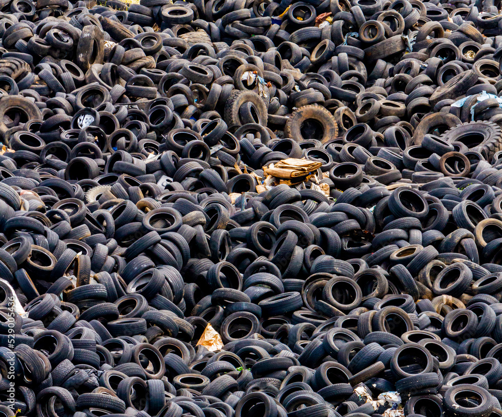 Obraz premium Landfill with old used tires