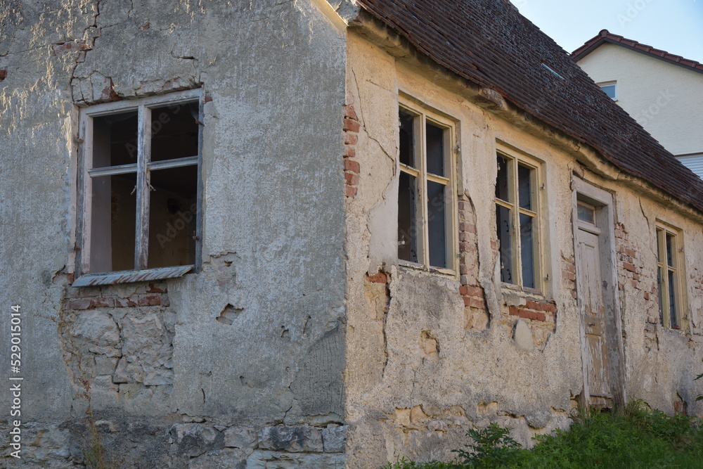altes verfallenes Bauernhaus, Haus, abrissreifes Haus, Ruine
