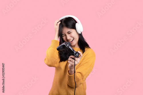 Foto The woman who lost the video game tournament wears a yellow shirt