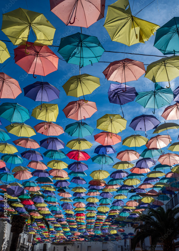 Paraguas de colores colgados en las calles de Malpartida