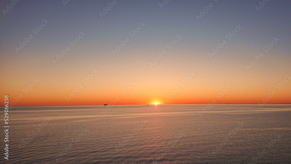Reise und Meer schöner Sonnenuntergang auf der Ostsee