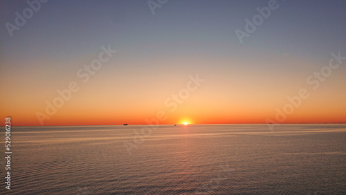 Reise und Meer schöner Sonnenuntergang auf der Ostsee