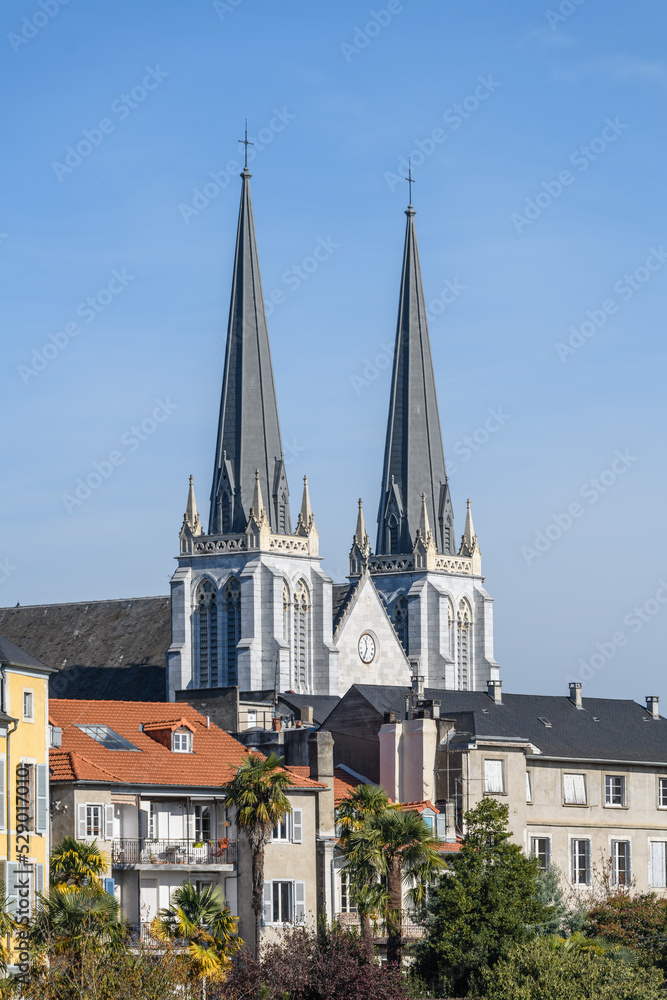 Les deux flèches de l'église Saint-Jacques de Pau avec des maisons et immeubles donnant sur le Hédas en premier plan. Pau, Béarn, Pyrénées, France
