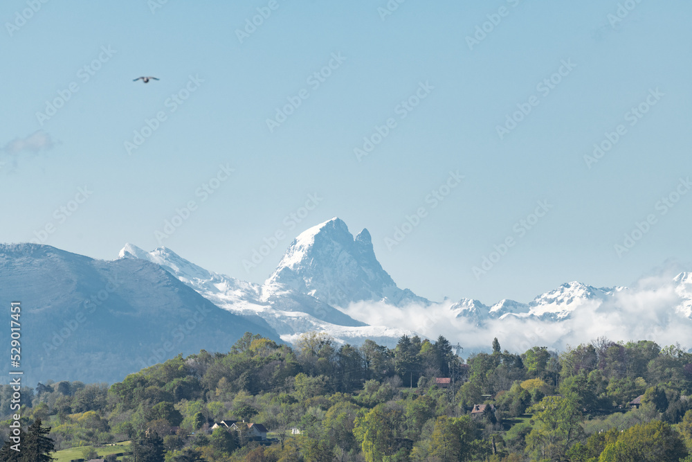 Le pic du Midi d'Ossau depuis le boulevard des Pyrénées à Pau, France - obrazy, fototapety, plakaty 