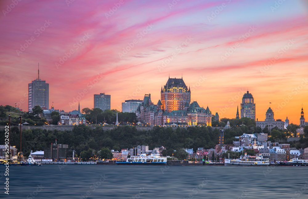 Obraz premium Castle in the city skyline at sunset
