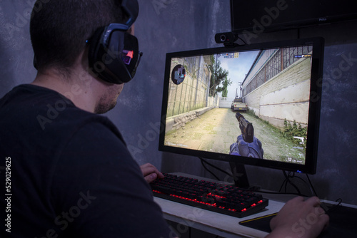 Foto Santos, Brazil - September 7, 2022: Gamer man playing Counter Strike global offensive (csgo) video game on PC
