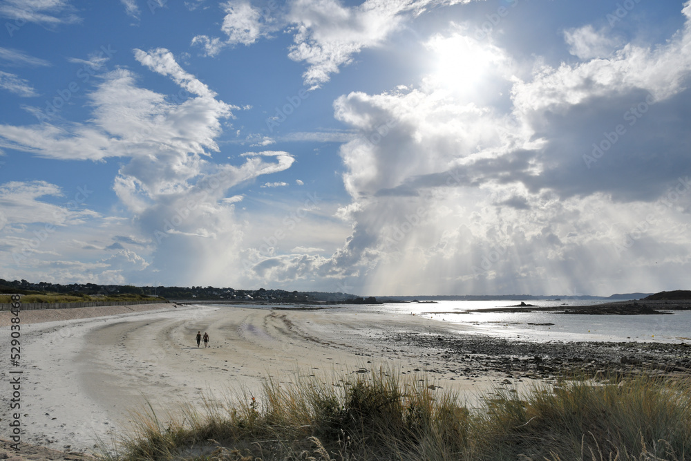 Deux personnes qui se promènent sur une plage en Bretagne