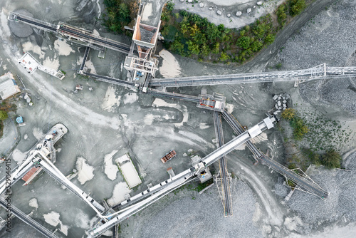 Fotografia Aerial view of crushing equipment, stone crusher in a quarry, mining equipment f