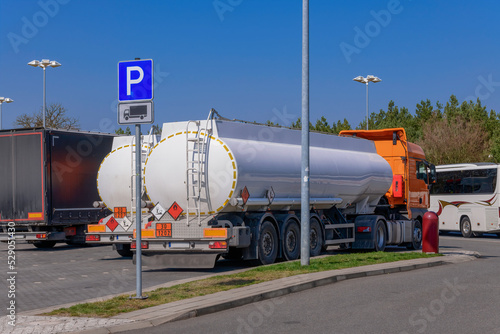 LKW welche Gefahrgut transportieren auf einem Parkplatz