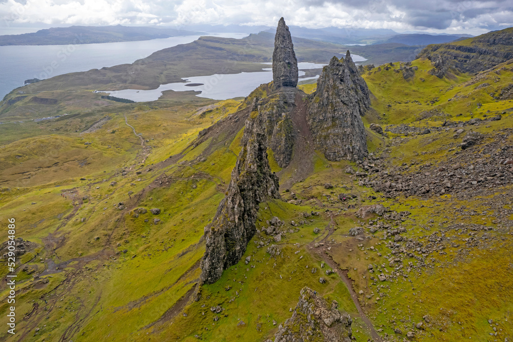 Φωτογραφία The Old Man of Storr atop the Trotternish Ridge above the Sound of Rasaay on the Isle of Skye in Scotland