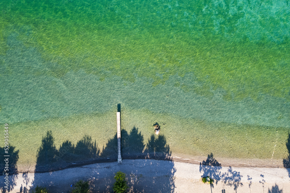Φωτογραφία Straight view on pier of the air on the shore of Ohrid lake in Summer with cryst