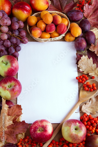 Tło kulinarne z jesiennymi owocami i białą kartką