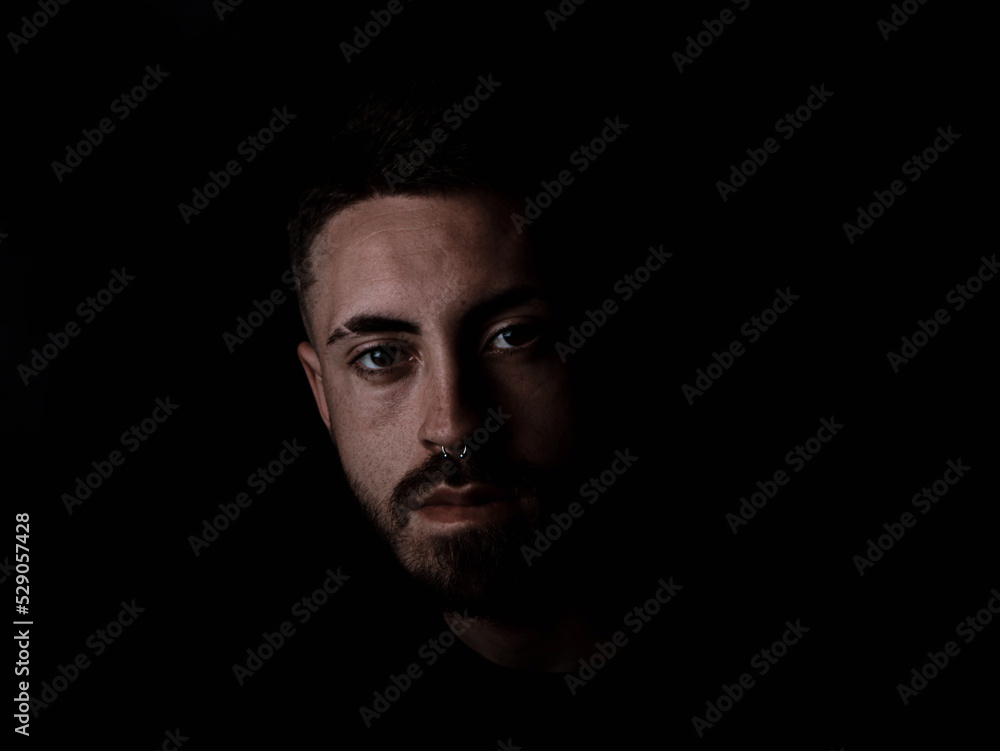 Hombre joven en fondo negro Hombre joven en fondo negro