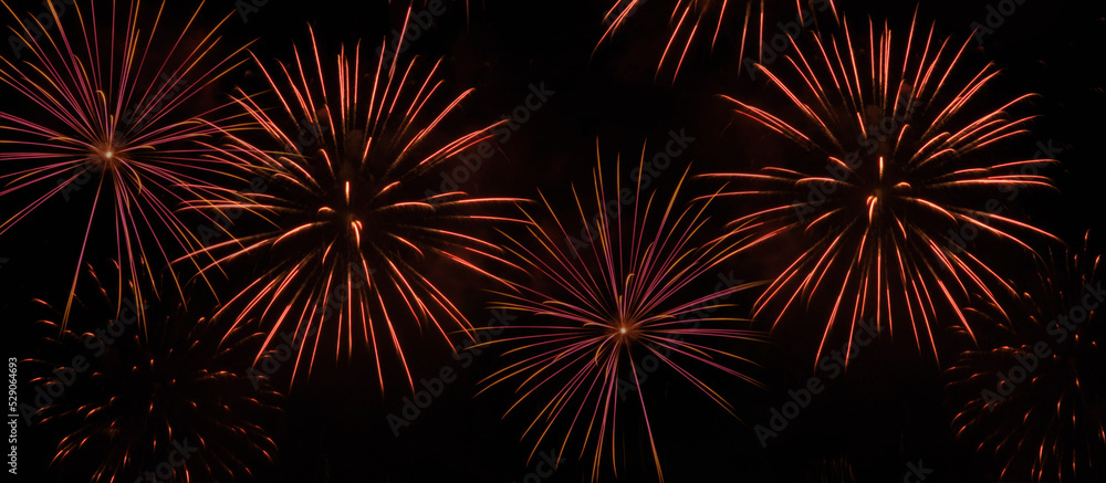 Fogo de artifício a explodir no ar de cores vermelhas Fogo de artifício a explodir no ar de cores vermelhas