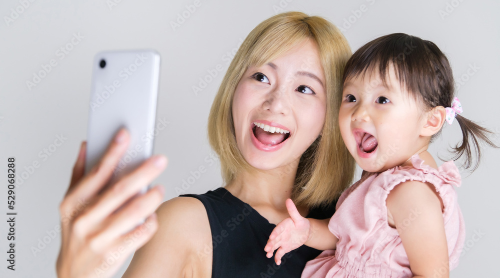 女の子と自撮りをするお母さん 女の子と自撮りをするお母さん