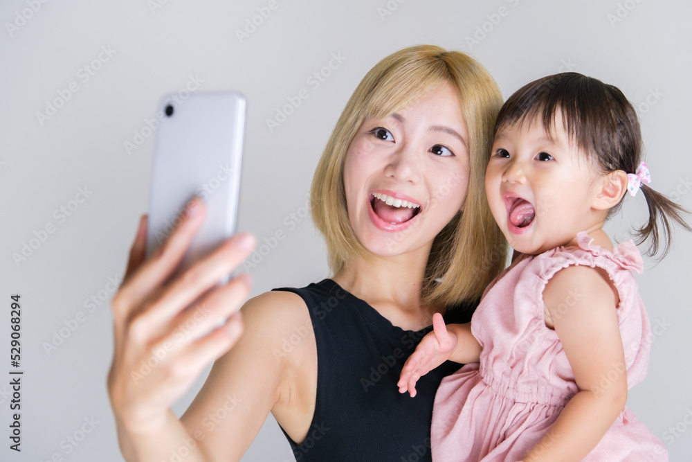 女の子と自撮りをするお母さん 女の子と自撮りをするお母さん