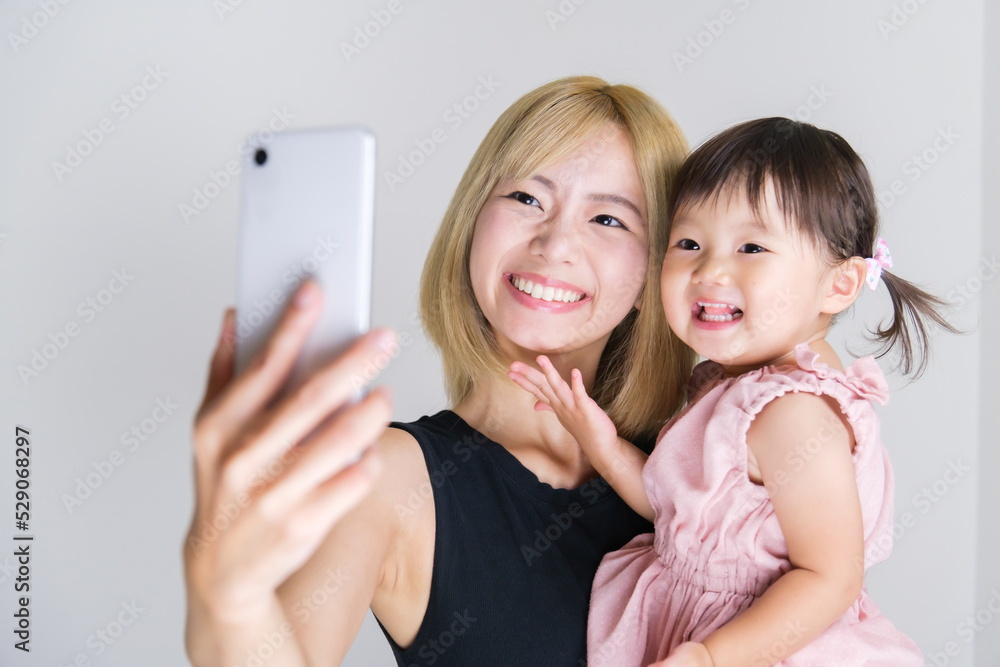 女の子と自撮りをするお母さん 女の子と自撮りをするお母さん