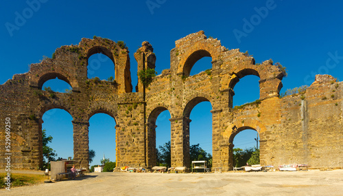 Foto Summer view of ruined Roman Aspendos Aqueduct located near Antalya, in south-cen