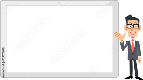 横置きの白いタブレットPCの右側で案内するビジネスマン
