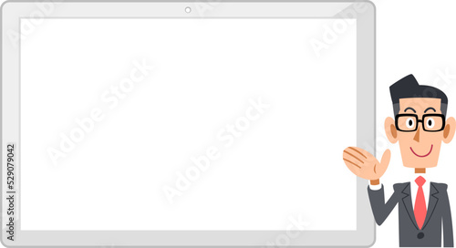 横置きの白いタブレットPCの右側で案内する眼鏡をかけたビジネスマン
