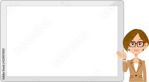 横置きの白いタブレットPCの右側で案内する眼鏡をかけたビジネスウーマン
