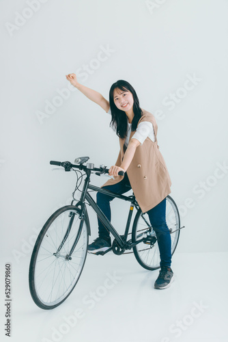 笑顔で自転車にまたがる女性 bicycle