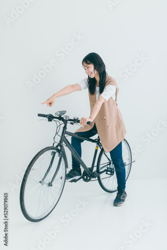 Fototapeta Naklejka Na Ścianę i Meble -  笑顔で自転車にまたがる女性　bicycle