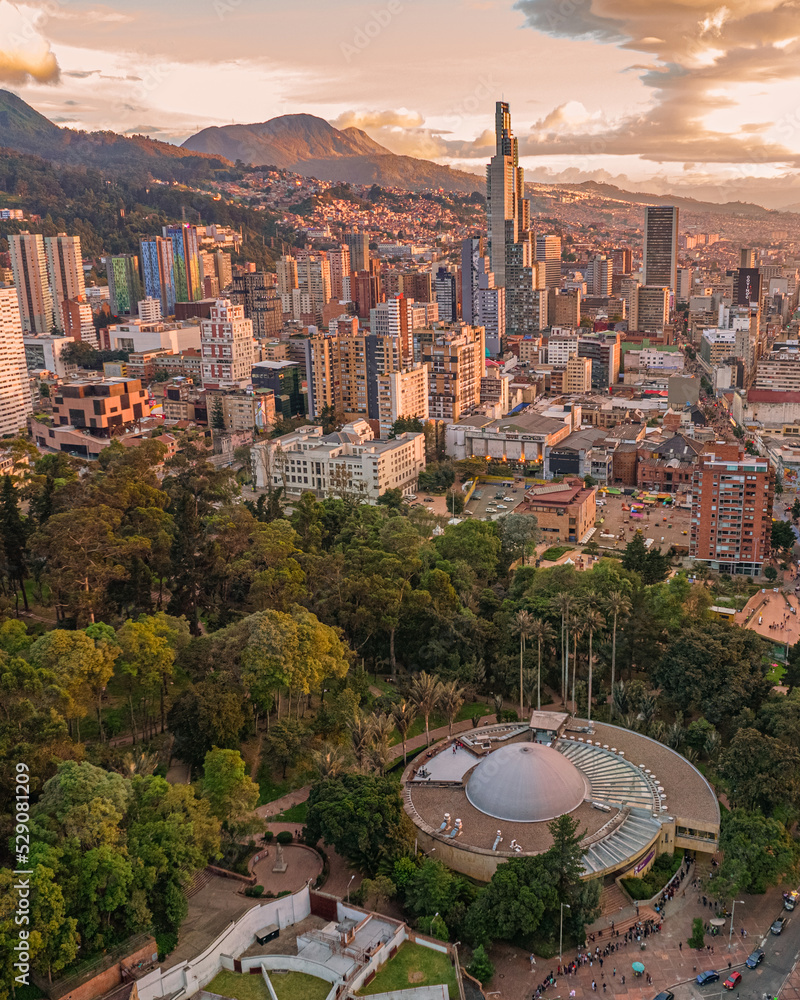 Paisaje urbano de la ciudad de Bogotá, Colombia, ubicada en sur américa.