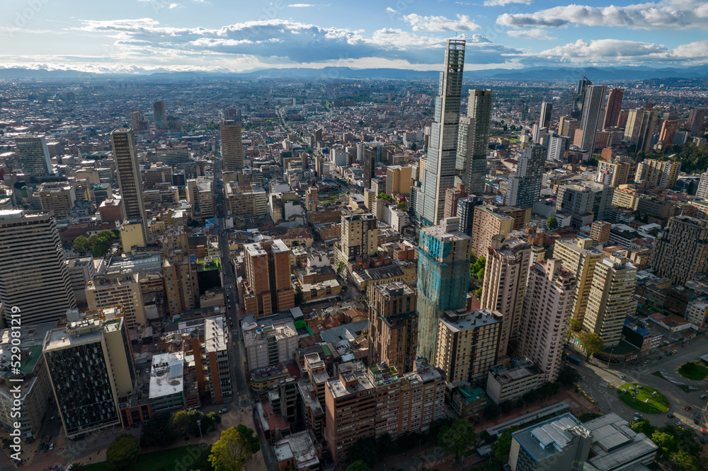 Obraz premium Paisaje urbano de la ciudad de Bogotá, Colombia, ubicada en sur américa.