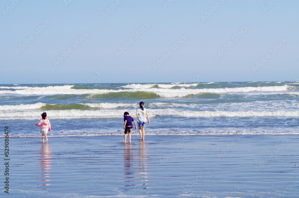 海で遊ぶ子供たち