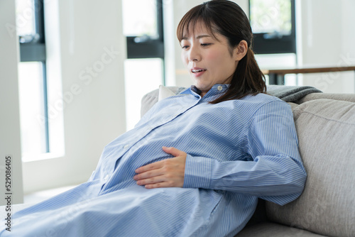自宅で陣痛を感じる日本人妊婦 photo