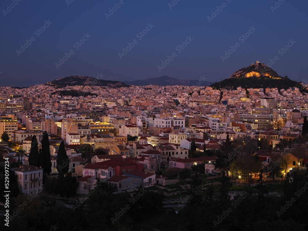 ギリシャの首都アテネの夜景
