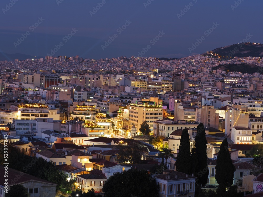 ギリシャの首都アテネの夜景
