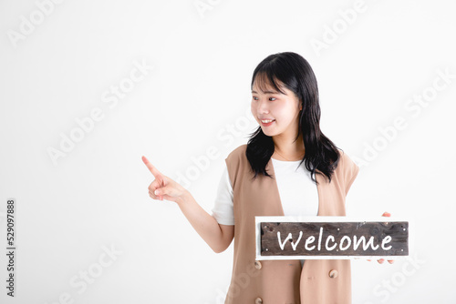 ウェルカムの看板を持つ女性　welcome photo