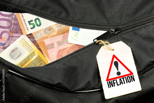 Eine Tasche voller Euro Geldscheine und Warnung vor der Inflation