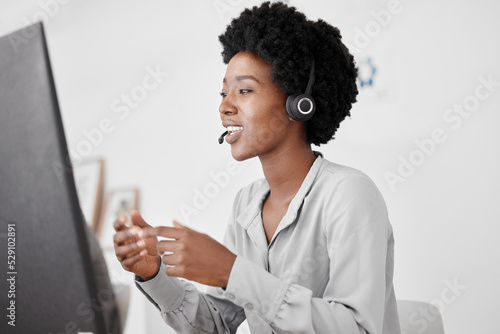 Foto Sales woman, call center agent and customer service support employee for advice, help and expert communication working on office computer